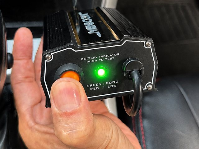 Indikator hijau Battery Doctor MINICON M12